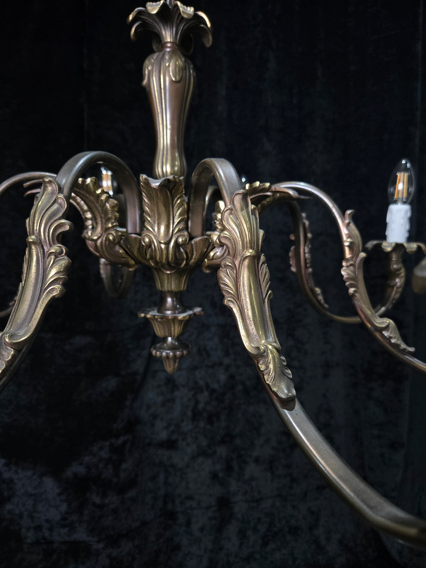 Traditional Large Vintage Italian 8 Arm Brass Chandelier Ceiling Light